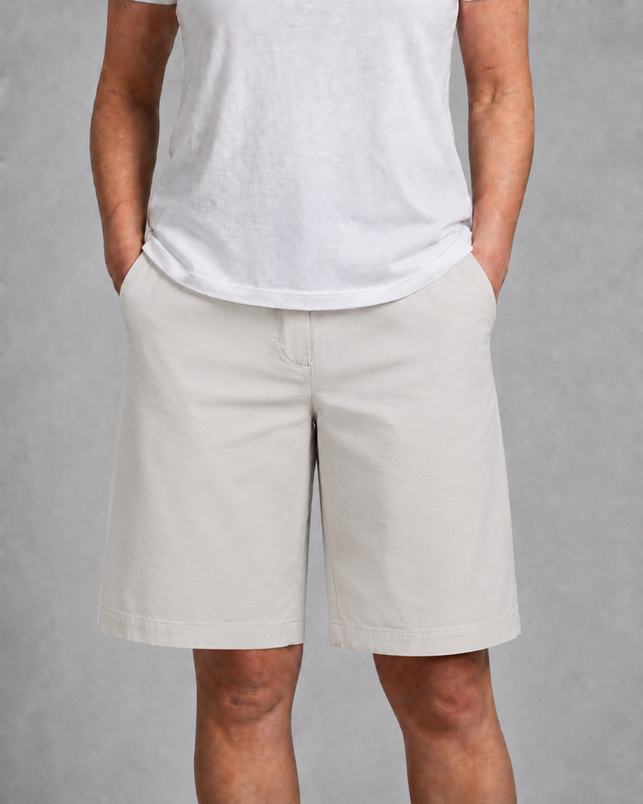 Veelzijdige zomerse dames shorts: hoge taille, rechte pijpen tot de knie en functionele zijzakken. Perfect voor casual.