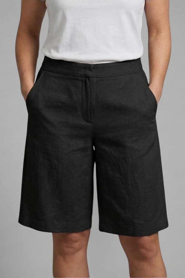 Comfortabele dames knie shorts met elastische hoge taille, wijde rechte pijpen en handige zijzakken. Moderne vrouwenkleding.