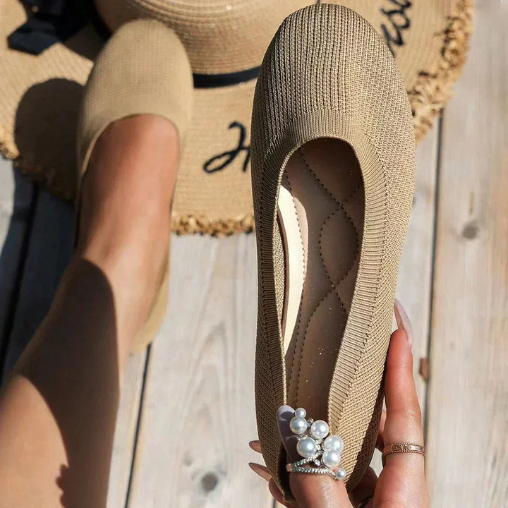 Zwarte ademende slip-on ballerina's voor optimaal voetcomfort.