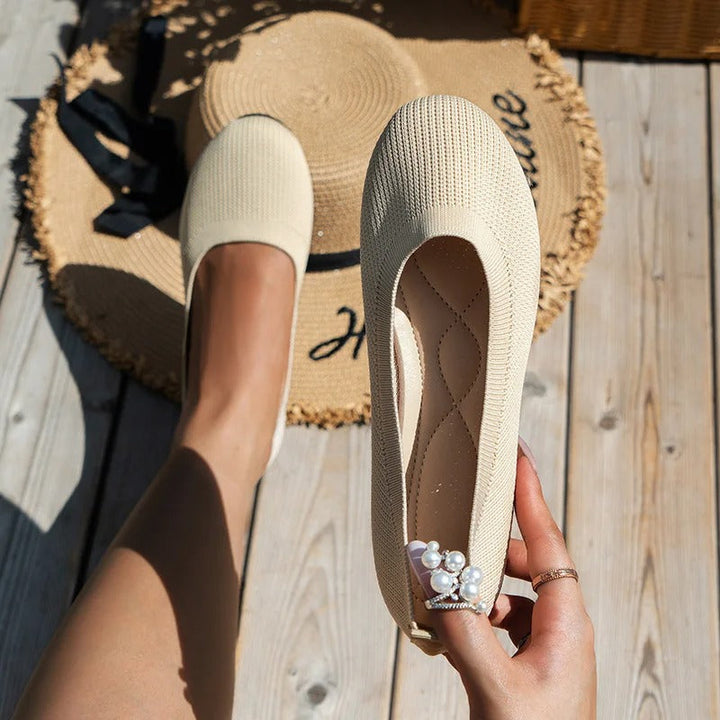 Beige zomerschoenen: ademende slip-on ballerina's met voetcomfort.