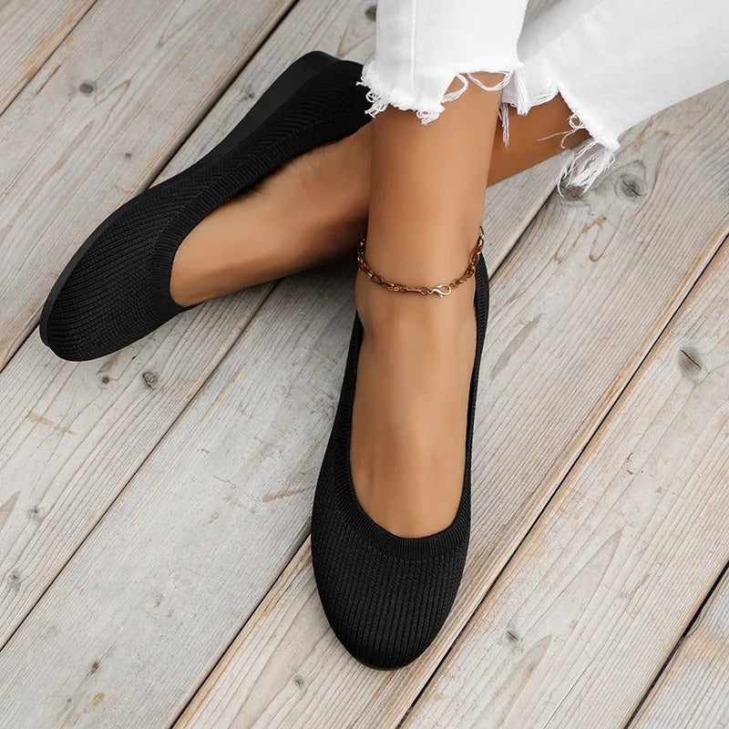 Elegante beige platte slip-on ballerina's, ideaal voor zomerse dagen.