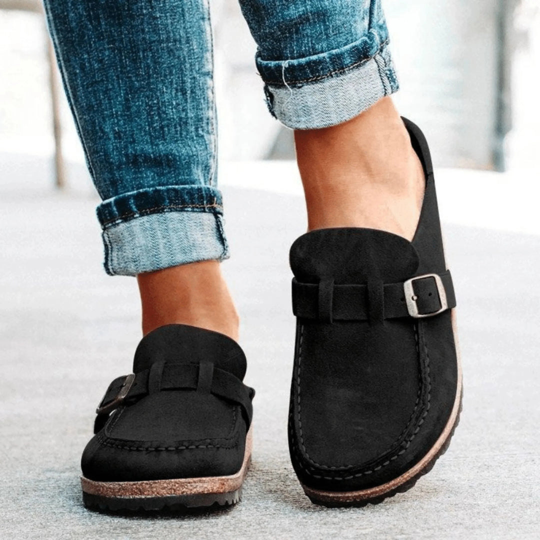 Comfortabele dames slippers met verstelbare gesp voor een relaxte, zomerse look.