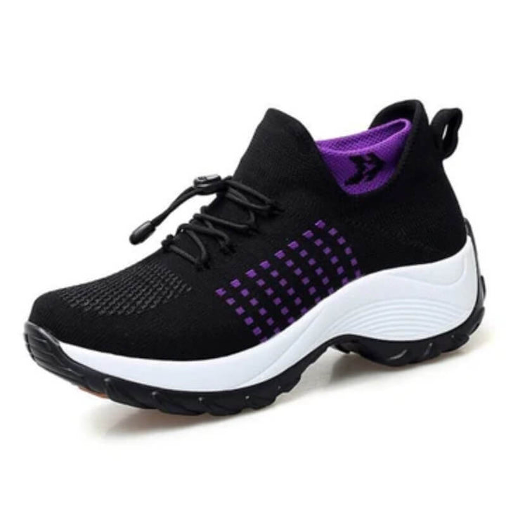 Gedetailleerde zijweergave van dames sneakers; lichtgewicht sokontwerp met superieure demping en flexibiliteit.