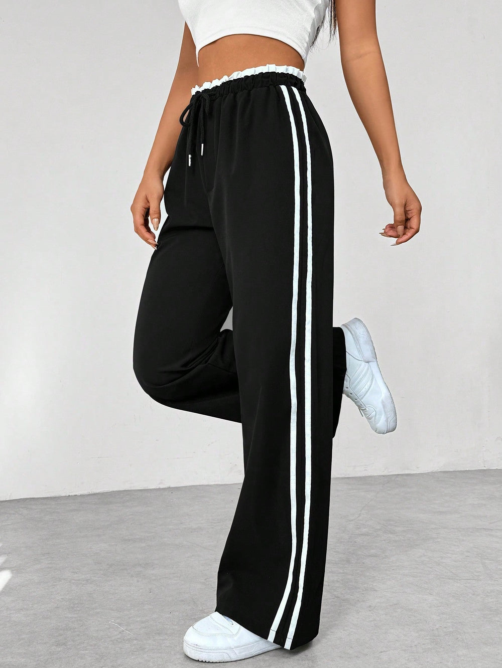 Comfortabele wide-leg damesbroek, ideaal voor streetwear en vrije tijd. Met trendy strepen.