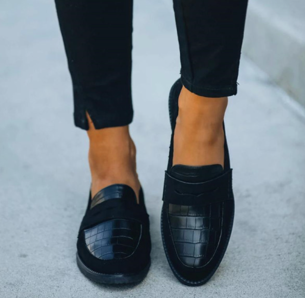 "Dames suède loafers met krokodillenprint, comfortabele slip-ons, zijaanzicht met zacht suède en flexibele zool."