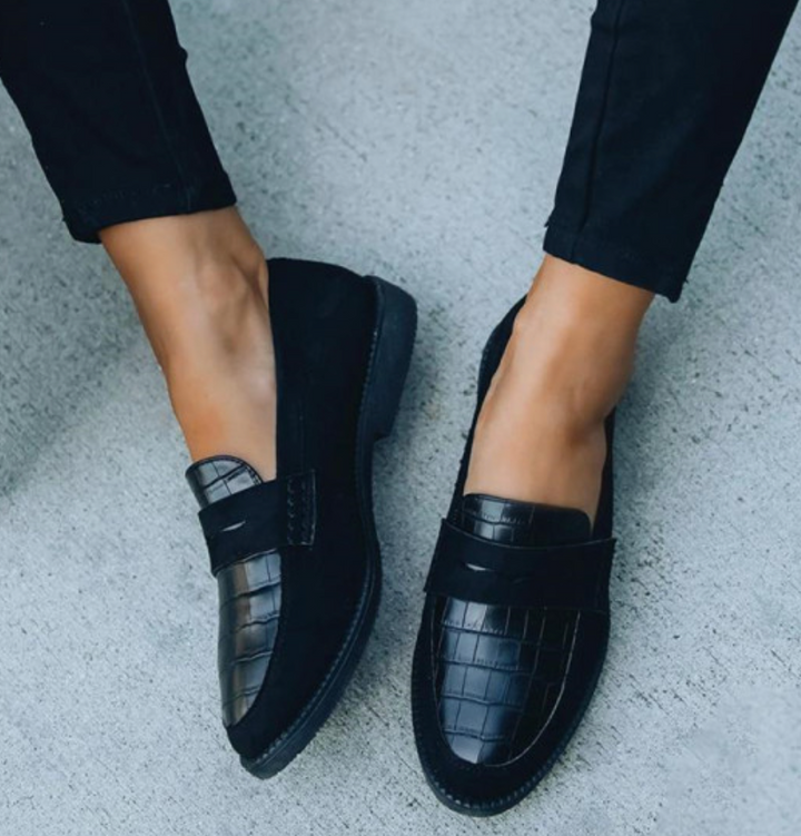 "Dames suède loafers met krokodillenprint, comfortabele slip-ons, zijaanzicht met zacht suède en flexibele zool."