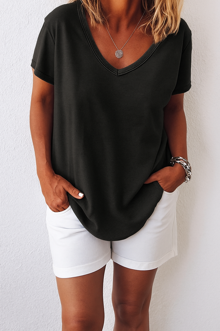 Detailopname van de ronde hals en zachte stof van dit stijlvolle dames t-shirt. Comfortabele basic.