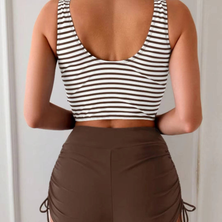 Elegante zwemkleding voor vrouwen met buikcontrole en moderne strepen.