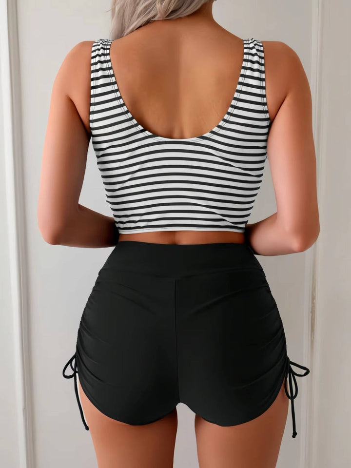 Stijlvolle tankini set in zwart-wit streepdessin, perfect voor de zomer.