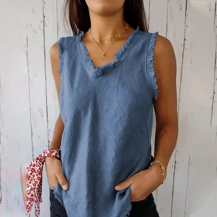 Veelzijdige trendy dames tanktop, voorzien van een elegante V-hals en speelse gerafelde randen, casual mode.