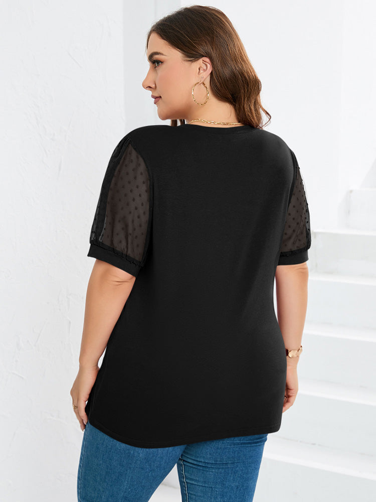 Zomerse dames top met transparante pofmouwen en V-hals, voegt een modieuze en luchtige touch toe aan je outfit.