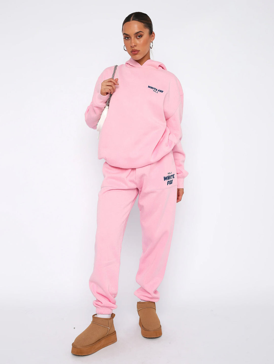 "Dames trainingspak met oversized pasvorm, wit, elastische ribboorden, trendy puffprint logo en fleecestof."