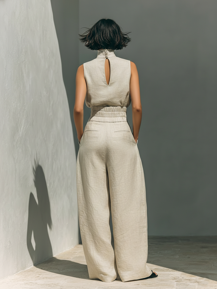 Close-up van de mouwloze colkraag top uit de dames tweedelige set, elegant en comfortabel voor de zomer.
