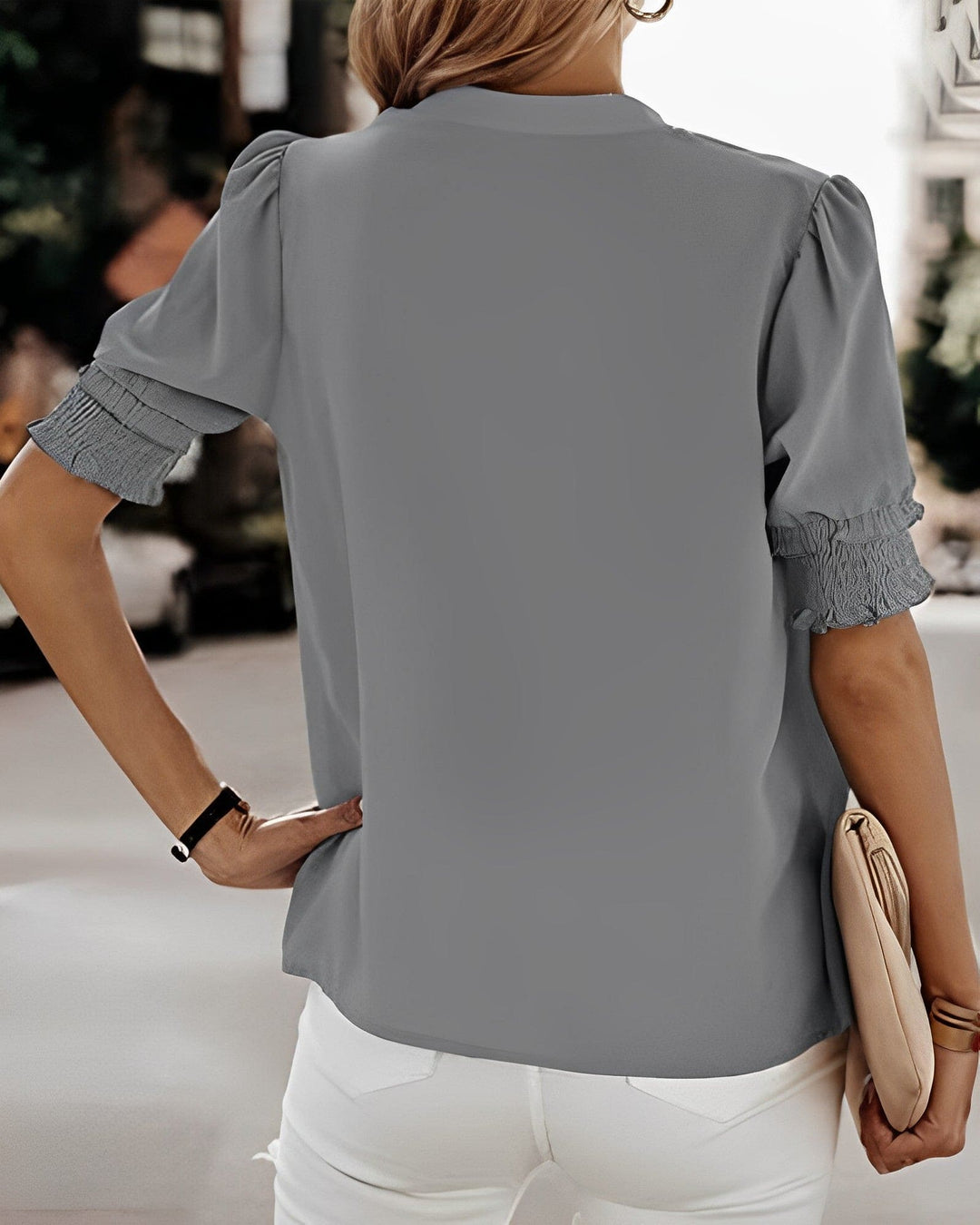 "Dames V-hals blouse, luchtige korte mouwen, trendy pasvorm, los model, ideaal voor elke gelegenheid."