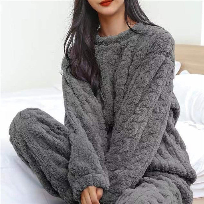 Vrouwelijke loungewear set met comfortabel warm huispak, tweedelig voor ultieme ontspanning.