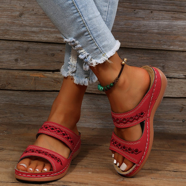 Trendy dames zomerschoenen: comfortabele wigzool sandalen met open teen en elegante uitgesneden details.