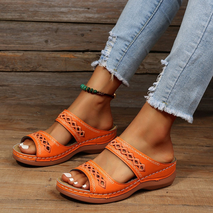 Veelzijdige dames sandalen met wigzool, instapmodel en een comfortabel voetbed. Perfecte zomerschoenen.