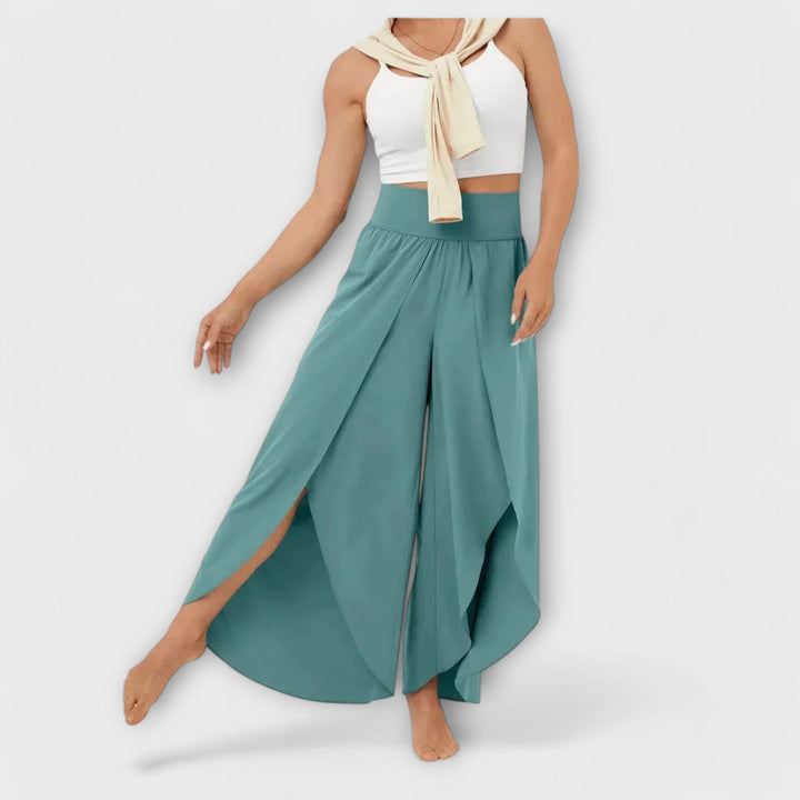 Dames wijde broek met hoge taille en modieuze zijsplit, perfect voor een elegante zomerlook.