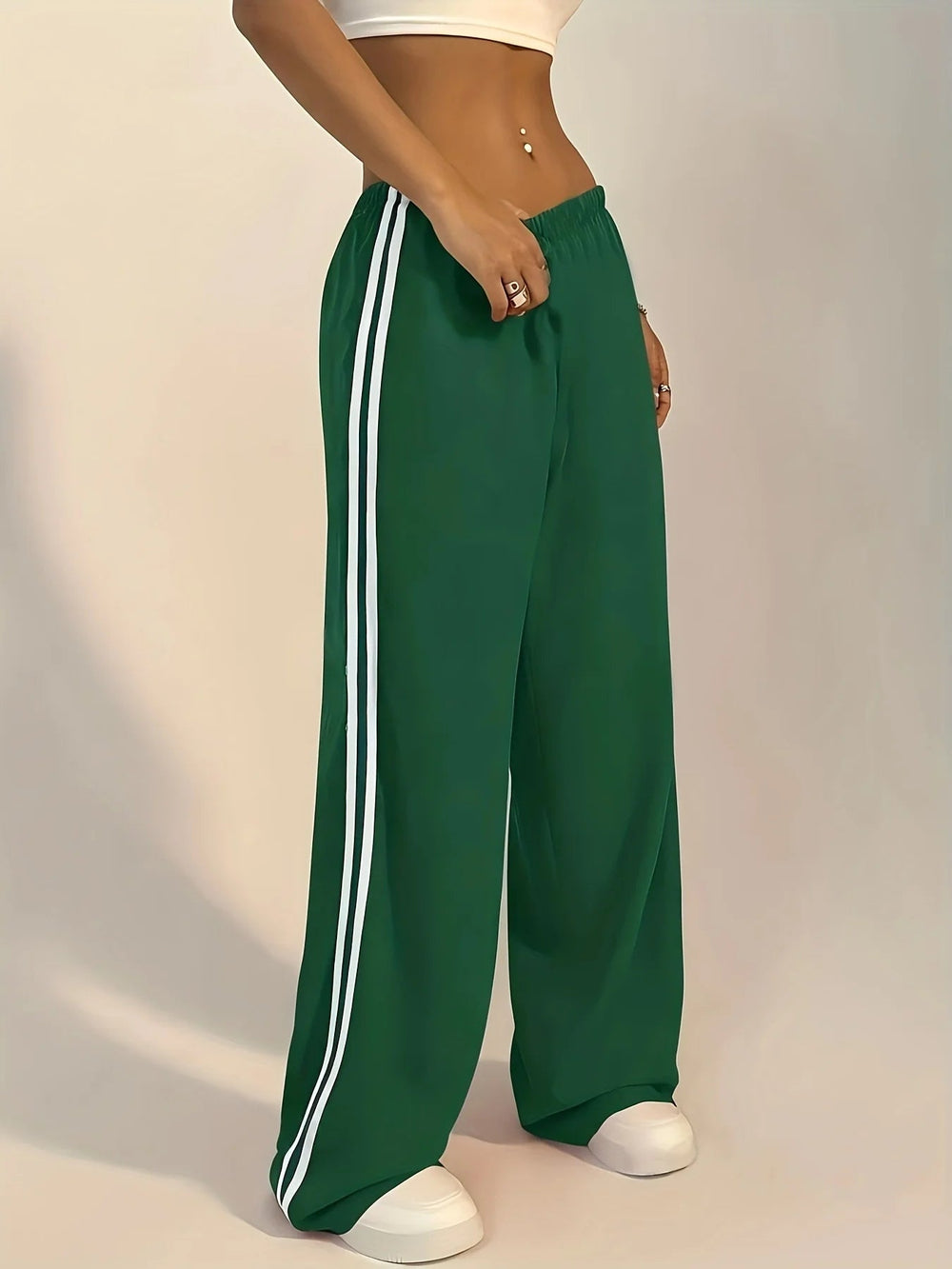 Detailopname van de groene wijde pijpen broek met elastische taille