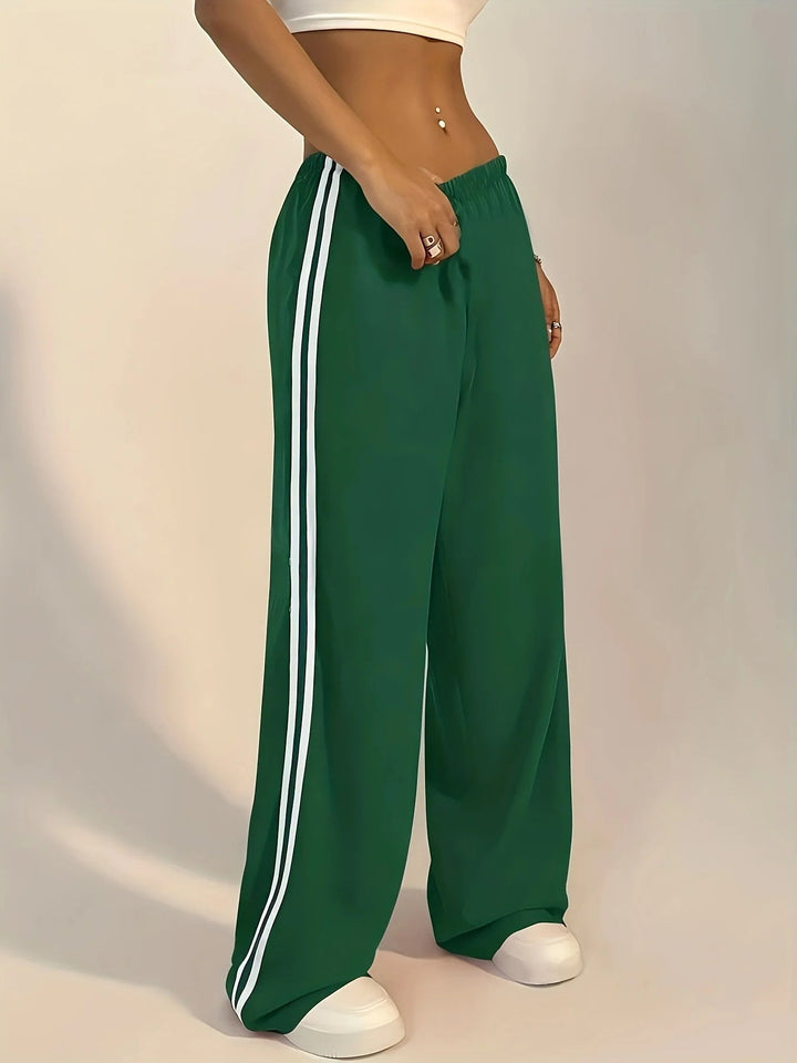 Detailopname van de groene wijde pijpen broek met elastische taille