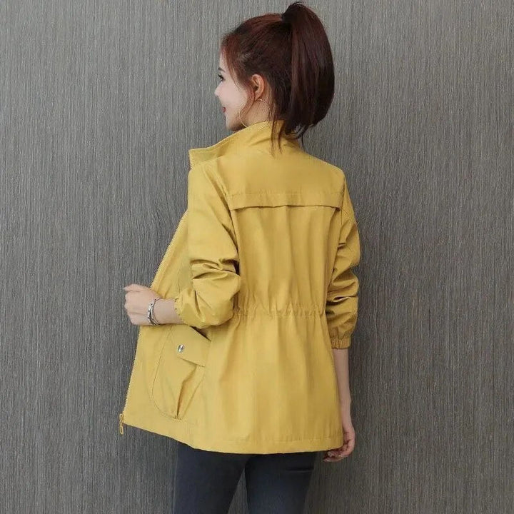 "Dames winddichte trenchcoat met verstelbare taille en voorzakken, stijlvol ontwerp, verkrijgbaar in diverse kleuren."