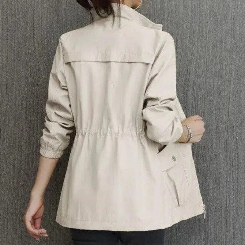 "Dames winddichte trenchcoat met verstelbare taille en voorzakken, stijlvol ontwerp, verkrijgbaar in diverse kleuren."