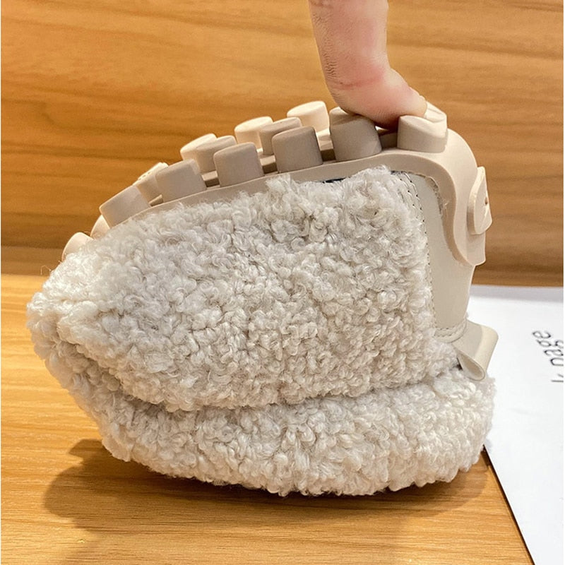 Moderne casual dames pantoffels met zacht voetbed. Comfortabele en trendy vrouwen pantoffels voor elke dag.