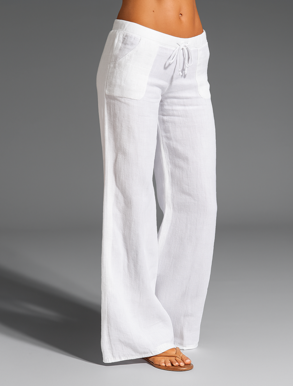 Model draagt casual dames zomerbroek met elastische taille, perfect voor ontspannen dagen of vakantie.