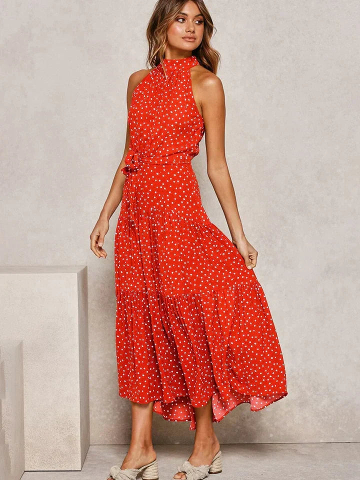 Casual dames zomerjurk met stippenprint en halternek. Slim fit model, perfect voor een ontspannen zomerlook.