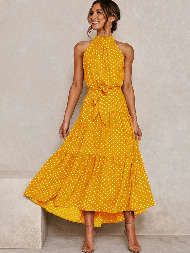 Zomerse dames halterjurk met stijlvolle stippenprint en slim fit. Elegante vrouwenmode voor elke gelegenheid.