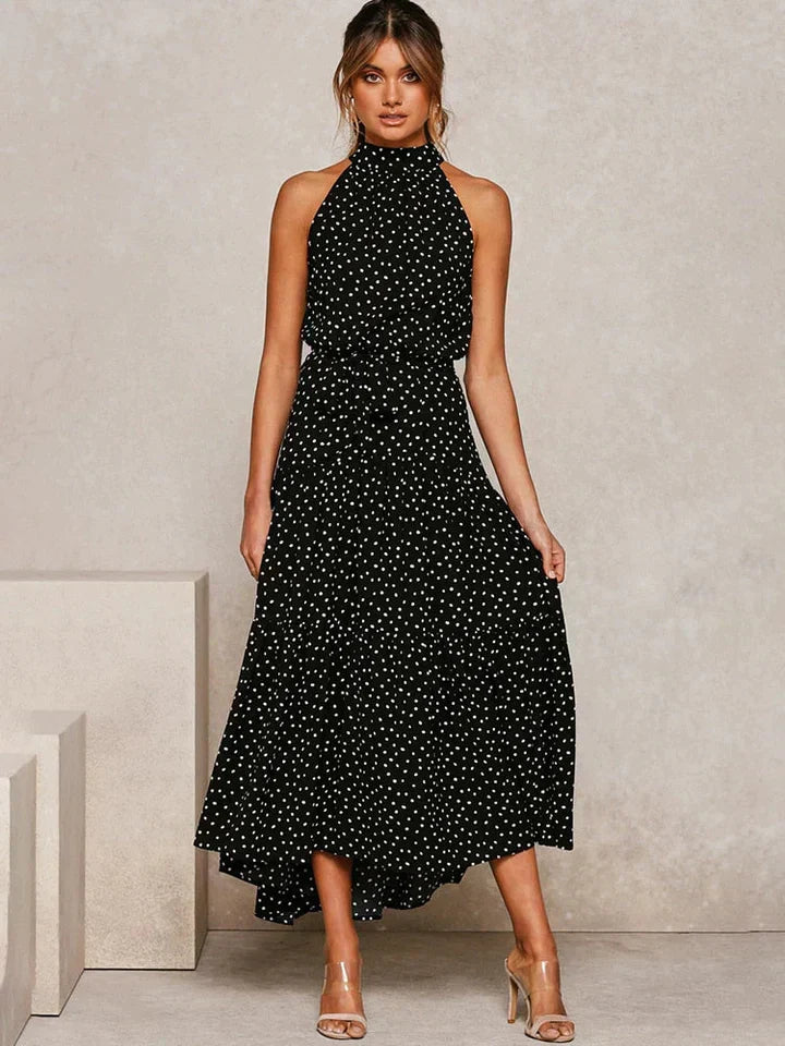 Modieuze dames zomerjurk met halternek en stippenprint. Slim fit design voor een verfijnde look.