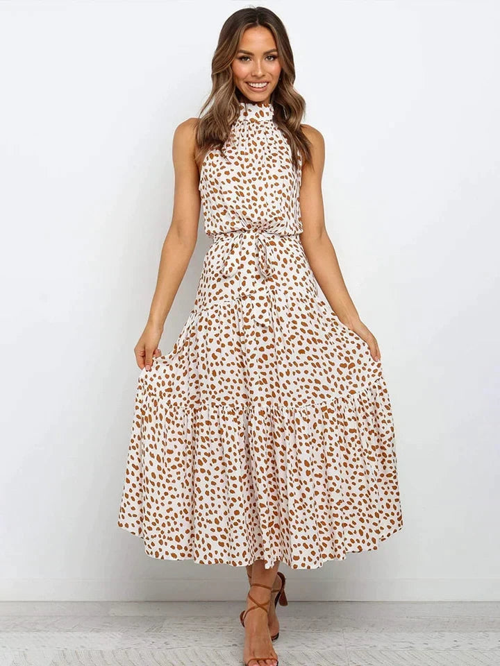 Halter zomerjurk voor dames met stippenprint en slim fit pasvorm. Perfecte dameskleding voor de zomer.