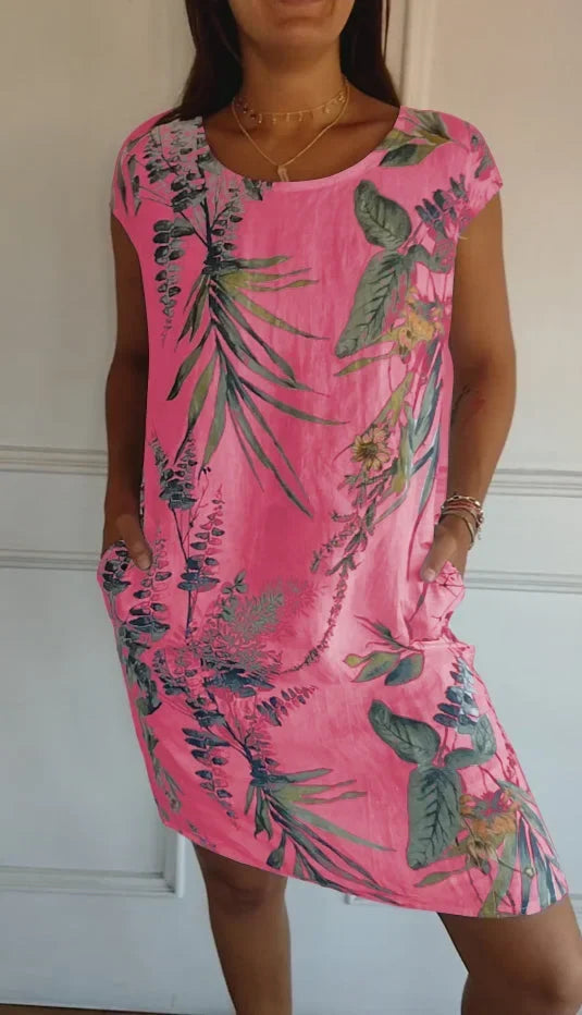 Casual dames zomerjurk met levendige print en ronde hals. Luchtige stof, ideaal voor strand en vrije tijd.