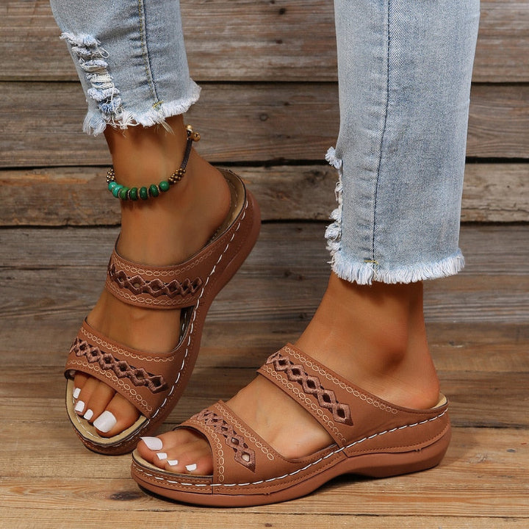 "Dames zomerse sandalen met dubbele riem, verhoogde zool en voetboogondersteuning, ideaal voor comfort en stijl."