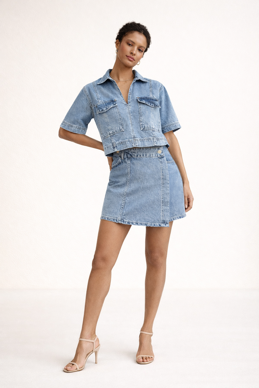 Lichtblauwe tweedelige dames zomerset met hippe top en korte rok. Perfecte casual zomeroutfit.