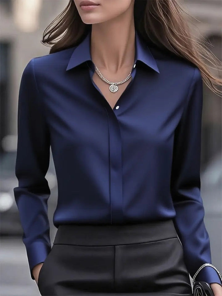 Model draagt elegante damesblouse met lange mouwen en klassieke puntkraag voor kantoor look.