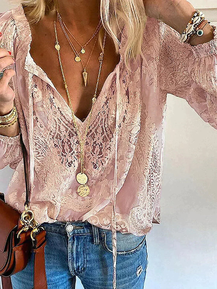 Modieuze damesblouse met delicate kanten accenten, perfect voor een chique uitstraling op kantoor of in vrije tijd.