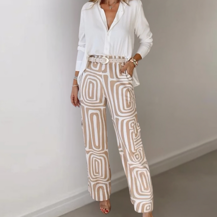 "Damesoutfit met witte blouse en trendy beige printbroek, stijlvolle en modieuze combinatie voor dagelijks gebruik."