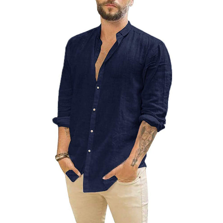 Effen herenoverhemd met opgerolde lange mouwen, toont de veelzijdigheid voor casual lentemode.