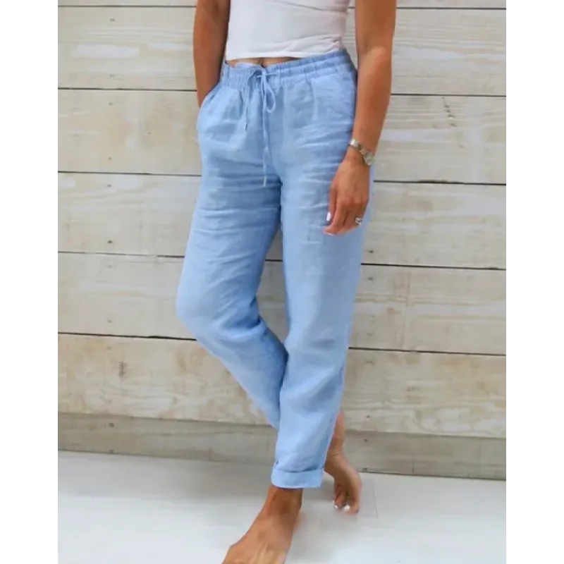 Emma stijlvolle damesbroek in het blauw getoond door model