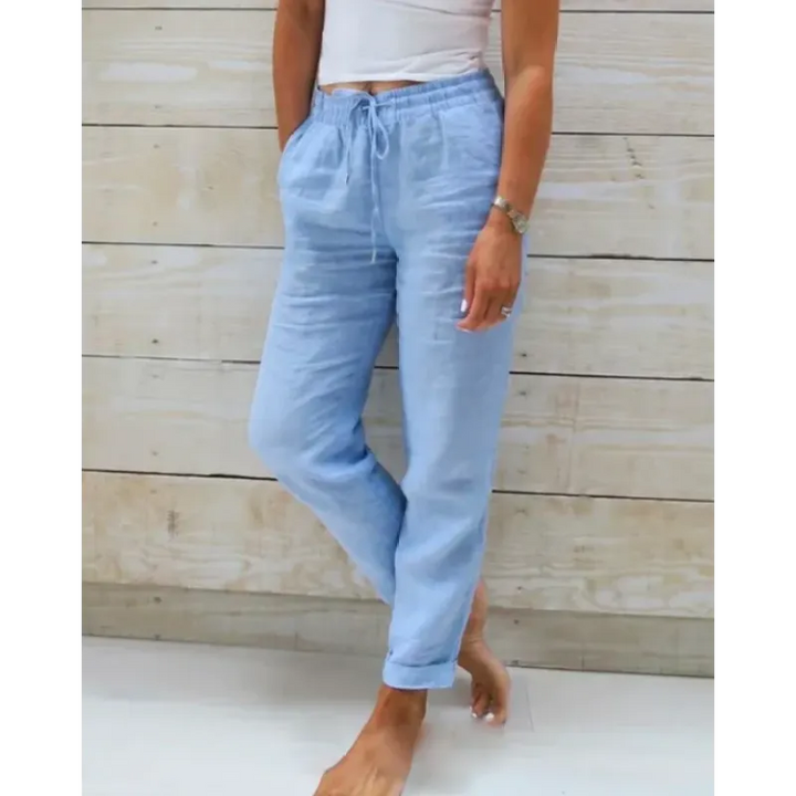 Emma stijlvolle damesbroek in het blauw getoond door model