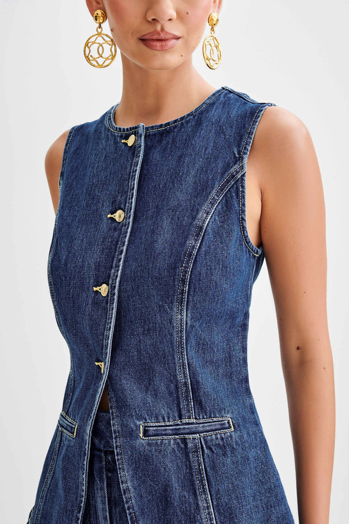 "Denim gilet set voor dames, mouwloze gilet met bijpassende shorts, stoer en trendy voor zomerfestivals en casual looks."