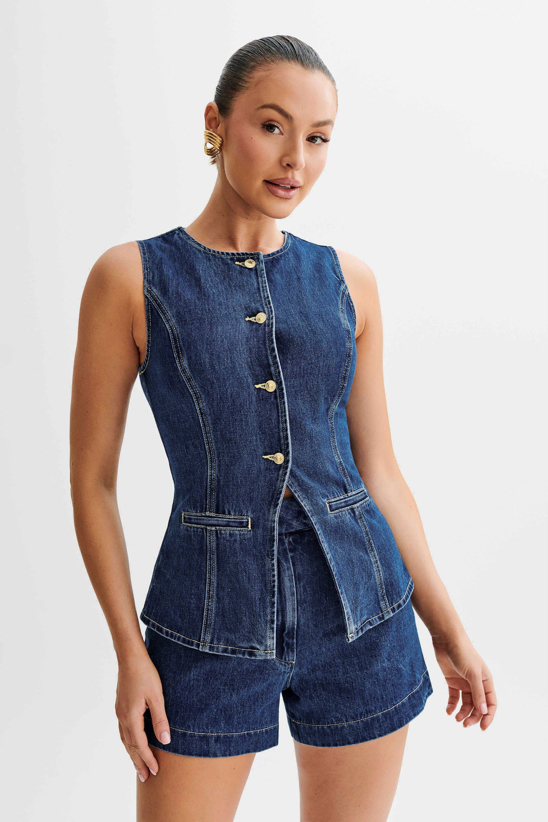 "Denim gilet set voor dames, mouwloze gilet met bijpassende shorts, stoer en trendy voor zomerfestivals en casual looks."