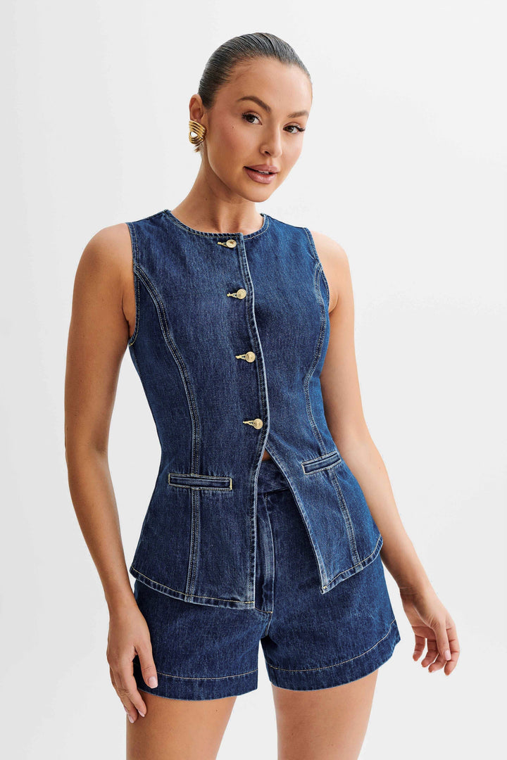 "Denim gilet set voor dames, mouwloze gilet met bijpassende shorts, stoer en trendy voor zomerfestivals en casual looks."