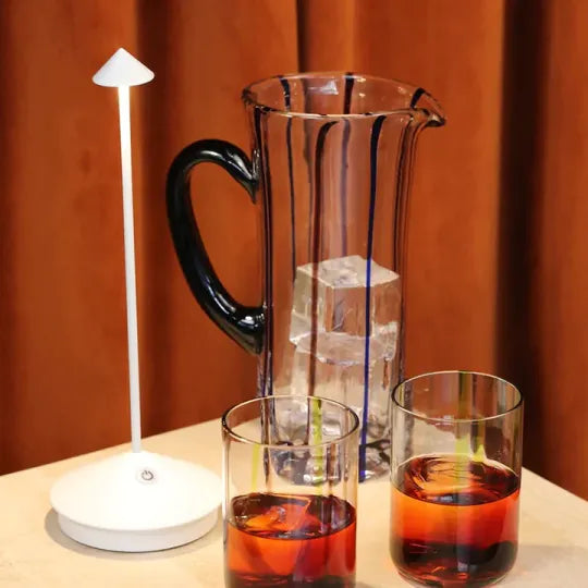 Compacte moderne LED tafellamp, ideaal als dimbaar sfeerlicht op elke tafel.