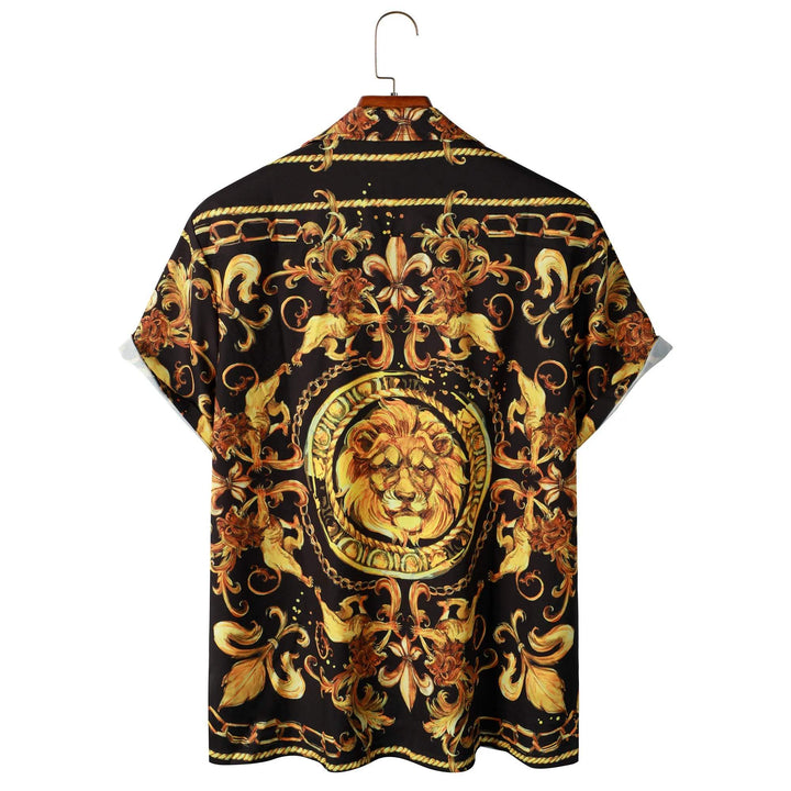Statement heren overhemd: zwart met gouden barok leeuwenprint. Luxe avondkleding voor de moderne man.