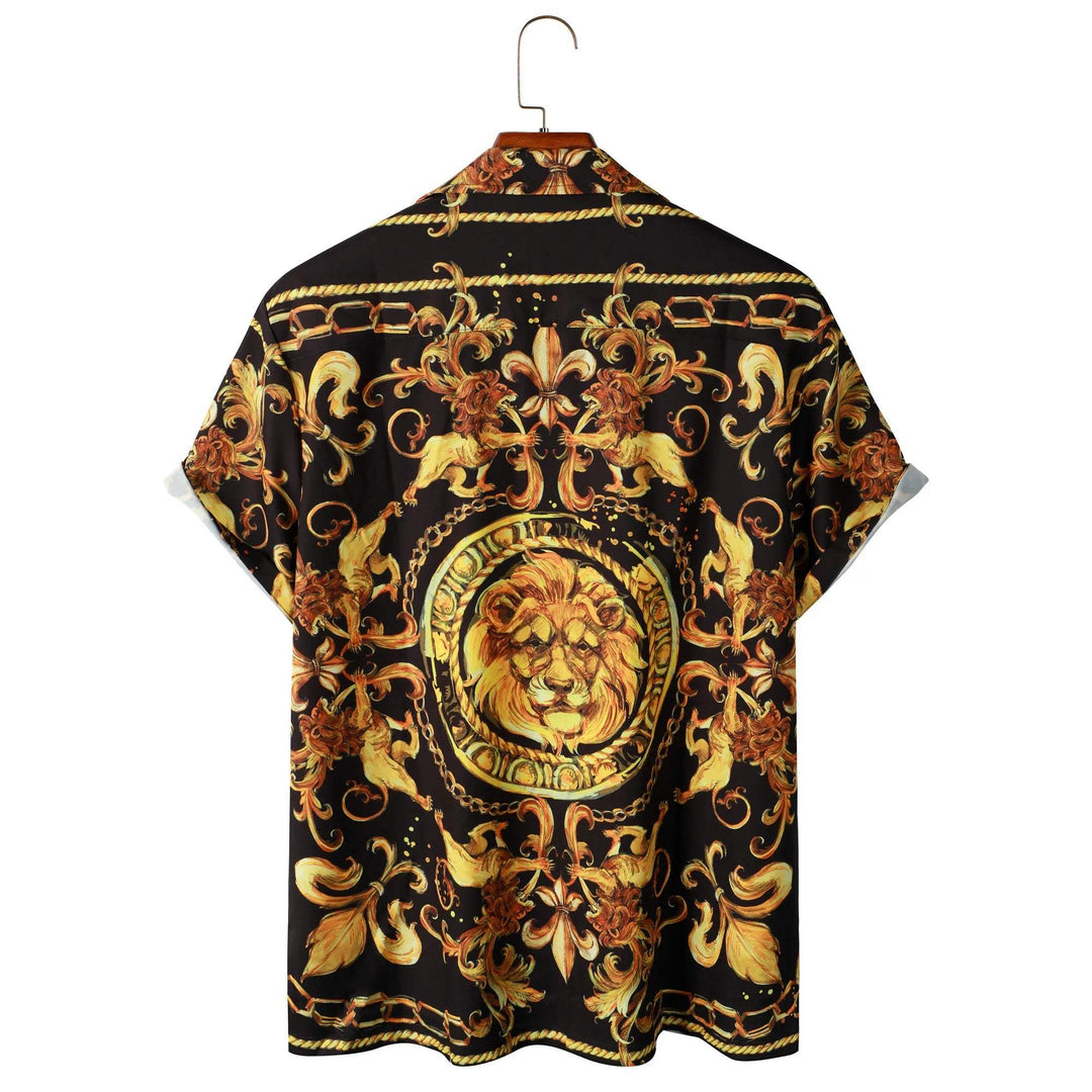 Zwart heren overhemd met gouden barok leeuwenprint. Chique, modieus en ideaal als feest- of avondkleding.