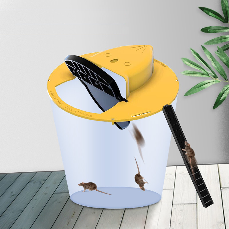 Veilige, diervriendelijke muizenval emmerdeksel voor het vangen en vrijlaten van muizen. Ideaal voor tuin en plaagdierbeheer.