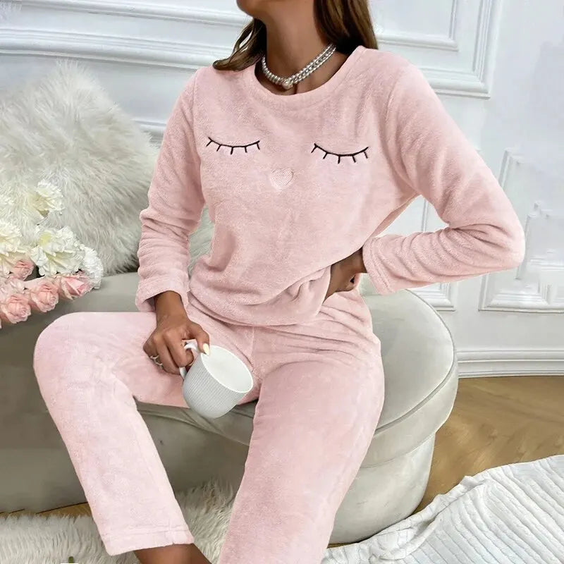Fluweelzachte dames pyjamaset, ideaal als warme loungewear en slaapkleding voor de koude wintermaanden.