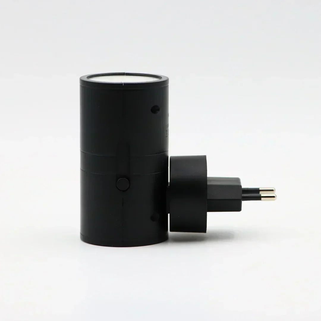 "Dimbare LED nachtlamp, zwart/wit, elegant design met dag-nachtsensor. Past in elk stopcontact voor warme, rustgevende gloed.